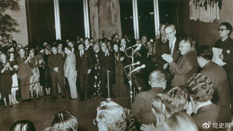1979年1月30日,邓小平出席美国团体联合举行的招待会,并发表讲话。